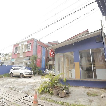 Oyo 3884 Dixie Syariah Guest House Samarinda Esterno foto